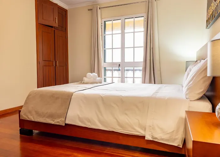 Nyaraló View To The Valley, By Op